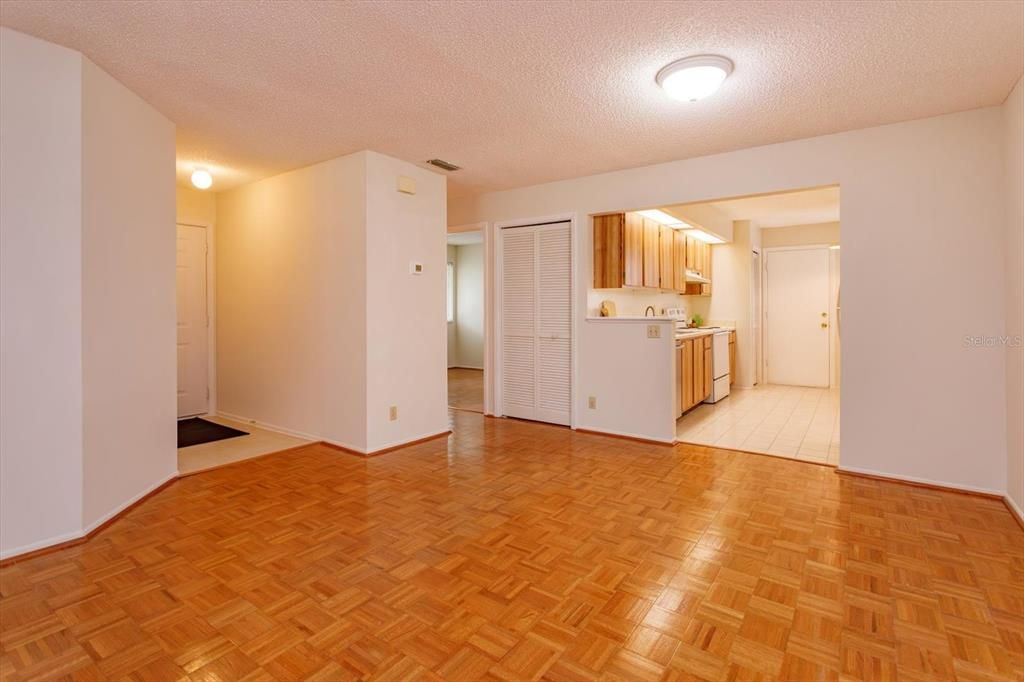 For Sale: $269,900 (2 beds, 2 baths, 1043 Square Feet)