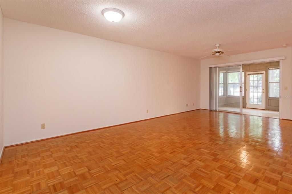 For Sale: $269,900 (2 beds, 2 baths, 1043 Square Feet)