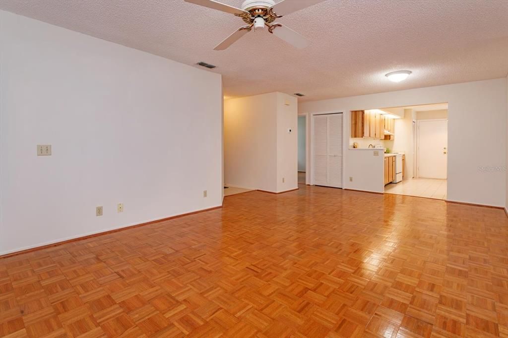 For Sale: $269,900 (2 beds, 2 baths, 1043 Square Feet)