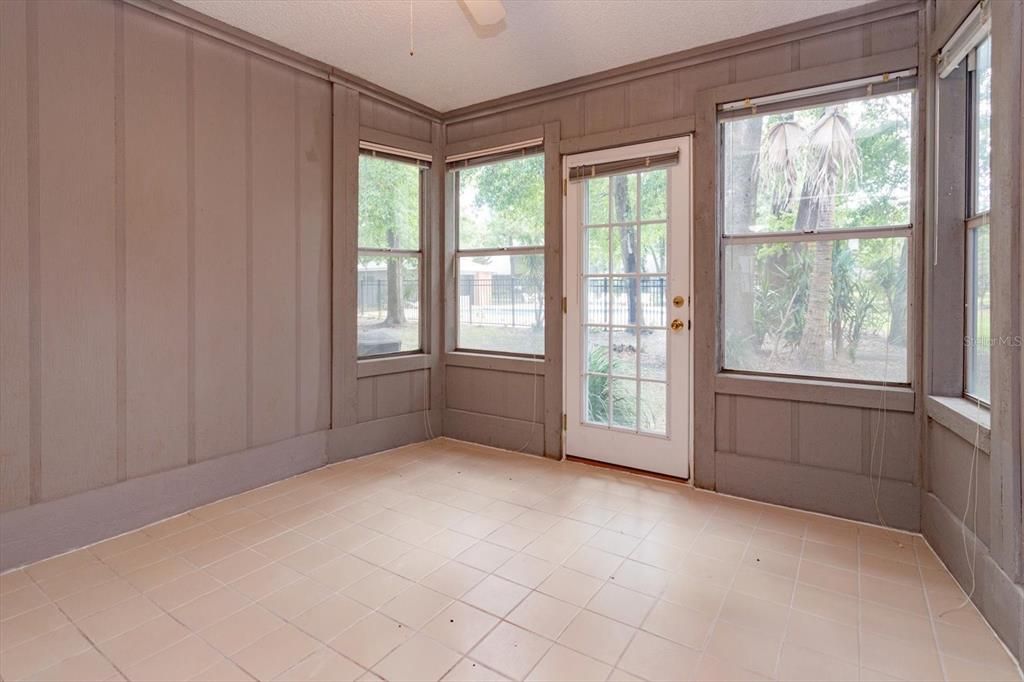 For Sale: $269,900 (2 beds, 2 baths, 1043 Square Feet)