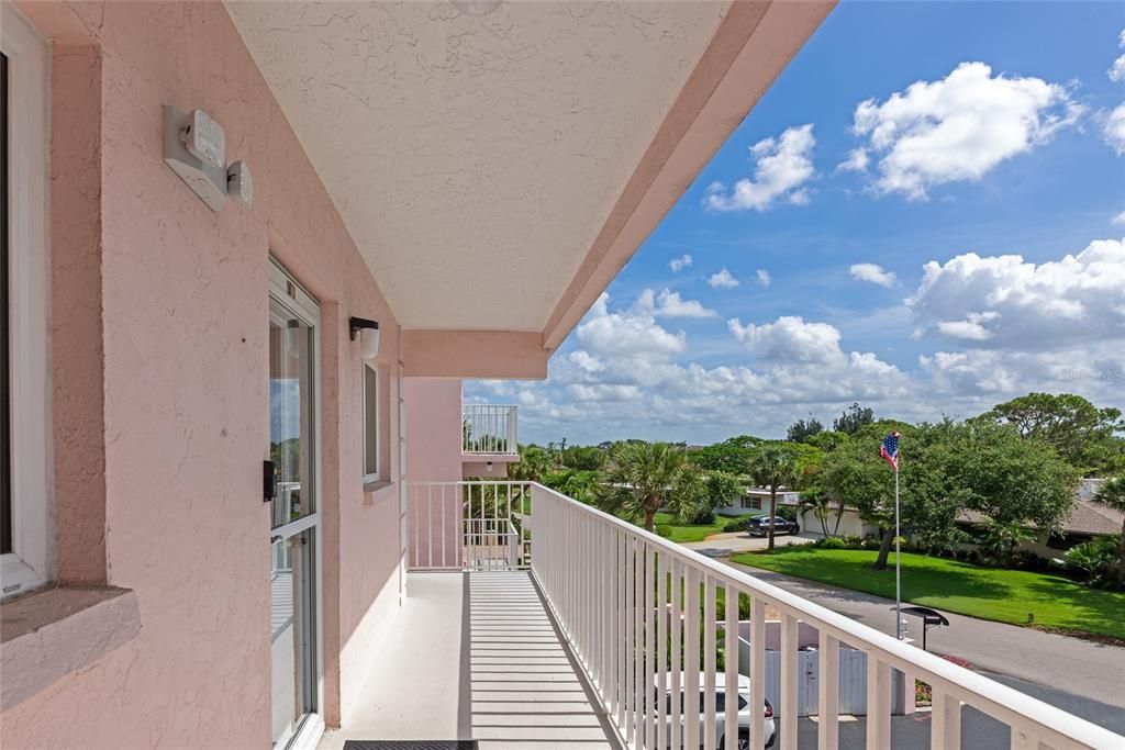 For Sale: $1,300,000 (3 beds, 2 baths, 1876 Square Feet)