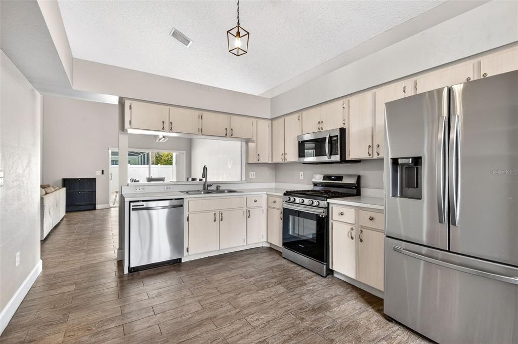 Active With Contract: $375,000 (3 beds, 2 baths, 1983 Square Feet)