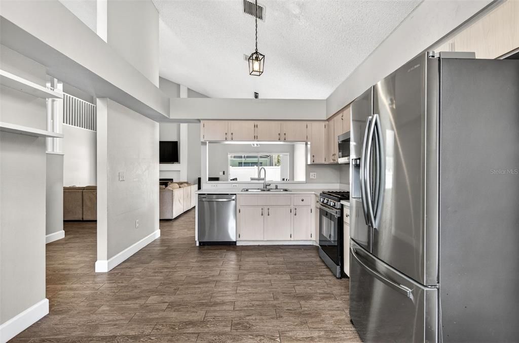Active With Contract: $375,000 (3 beds, 2 baths, 1983 Square Feet)