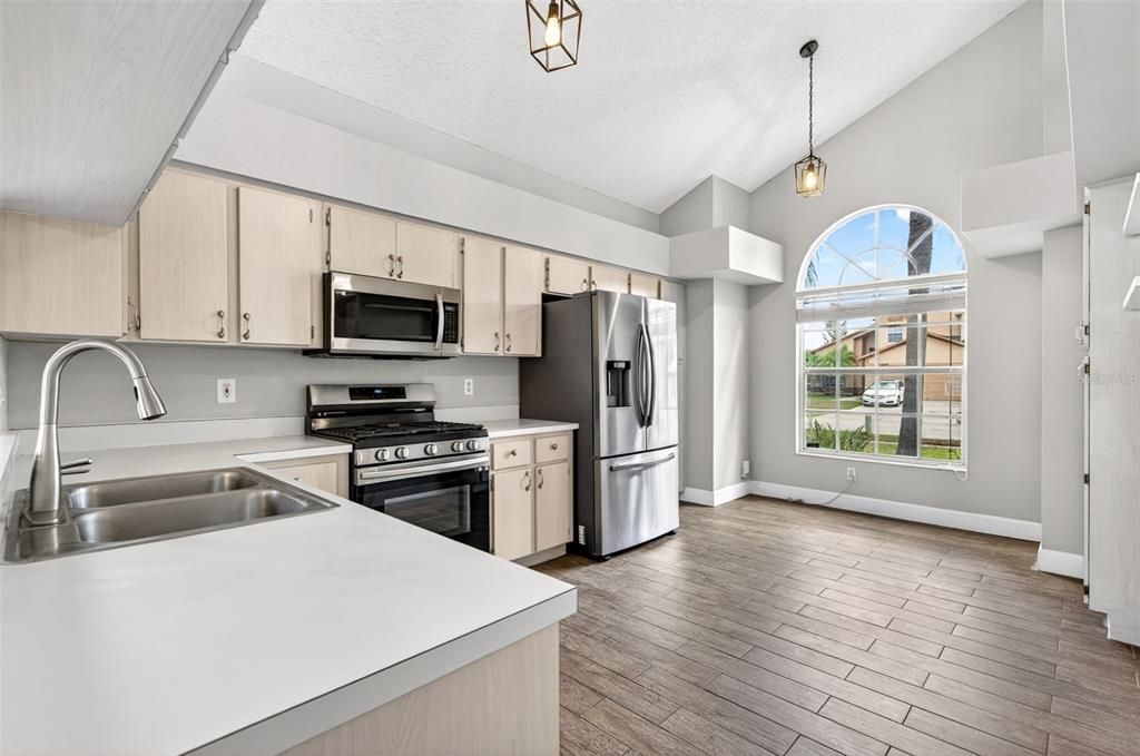 Active With Contract: $375,000 (3 beds, 2 baths, 1983 Square Feet)