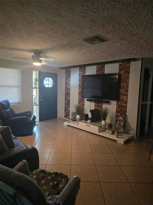 For Rent: $1,500 (2 beds, 1 baths, 948 Square Feet)