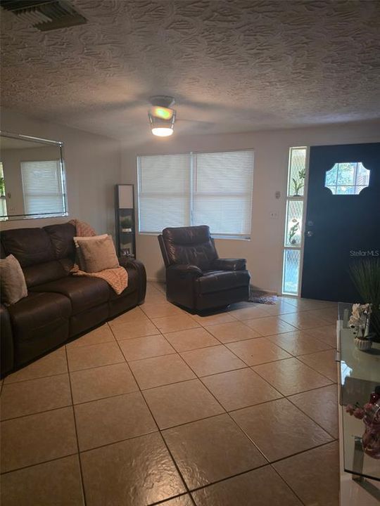 For Rent: $1,500 (2 beds, 1 baths, 948 Square Feet)