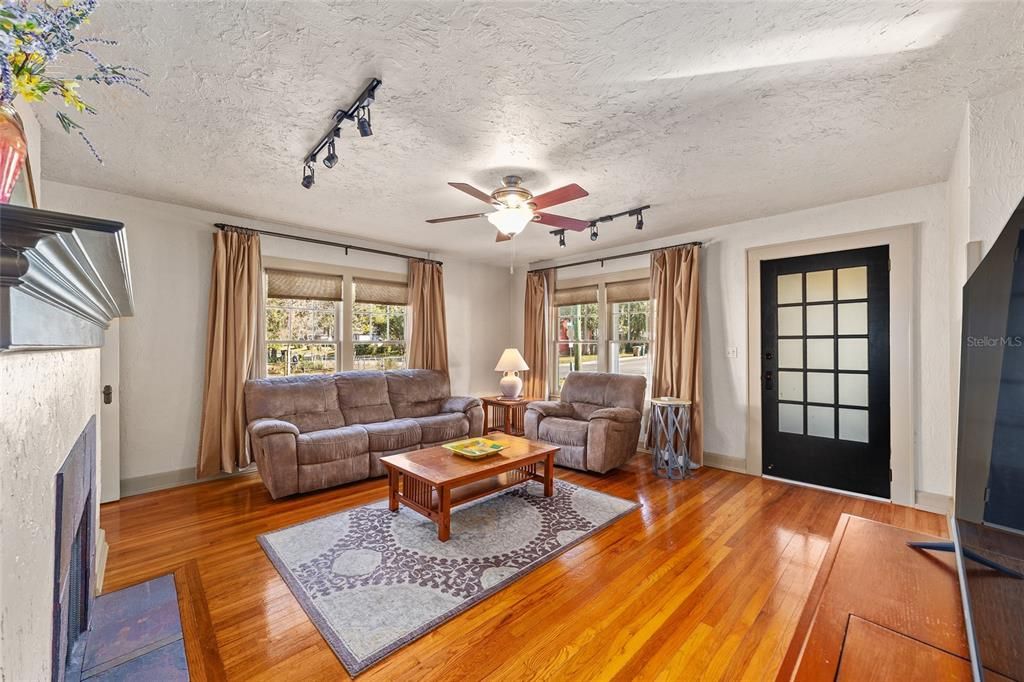 For Rent: $2,150 (3 beds, 2 baths, 1486 Square Feet)