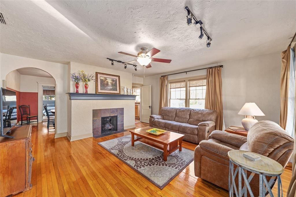 For Rent: $2,150 (3 beds, 2 baths, 1486 Square Feet)