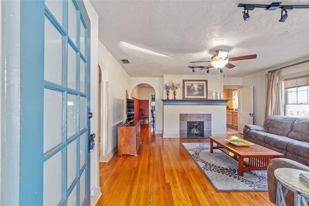 For Rent: $2,150 (3 beds, 2 baths, 1486 Square Feet)