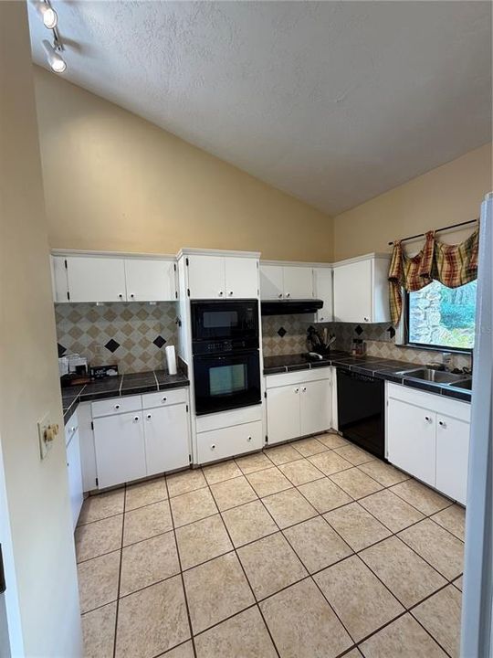 En Venta: $249,000 (2 camas, 2 baños, 1956 Pies cuadrados)