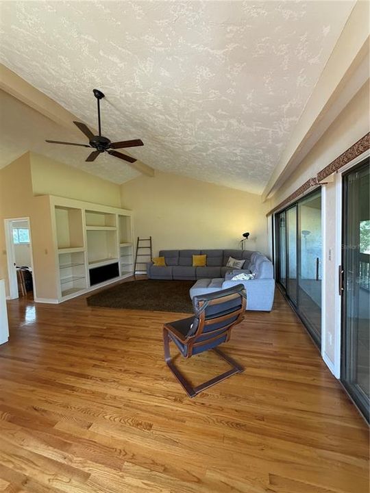 En Venta: $249,000 (2 camas, 2 baños, 1956 Pies cuadrados)