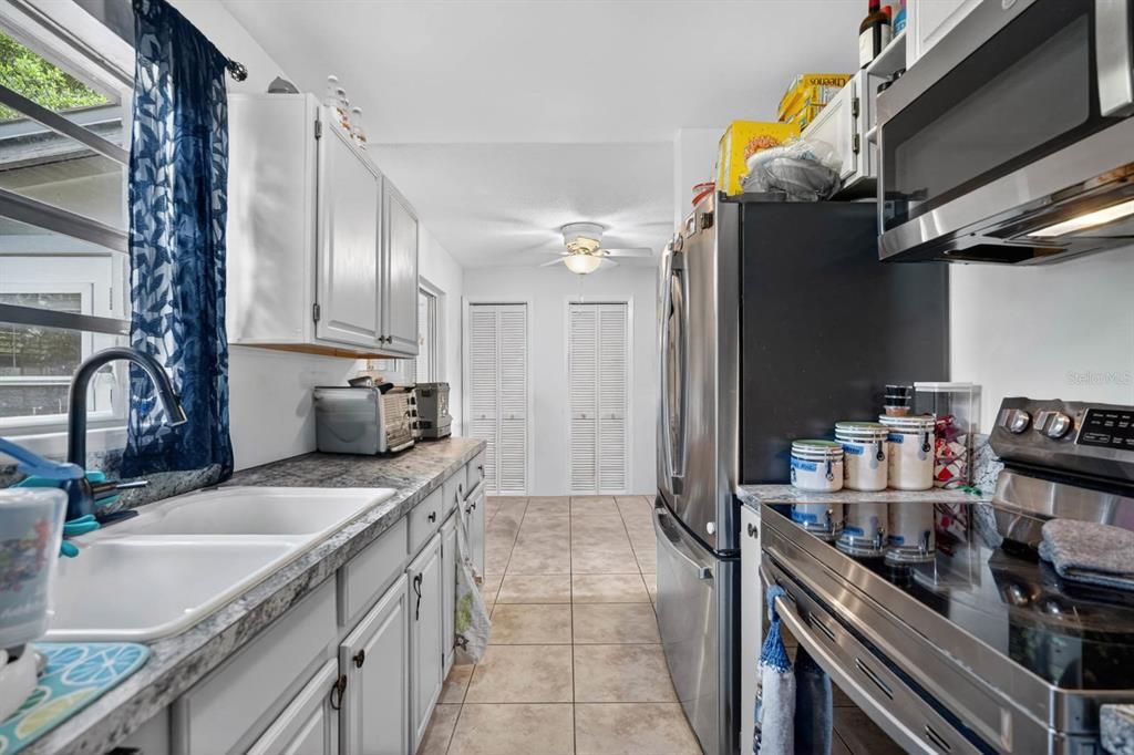 For Sale: $219,000 (3 beds, 1 baths, 924 Square Feet)