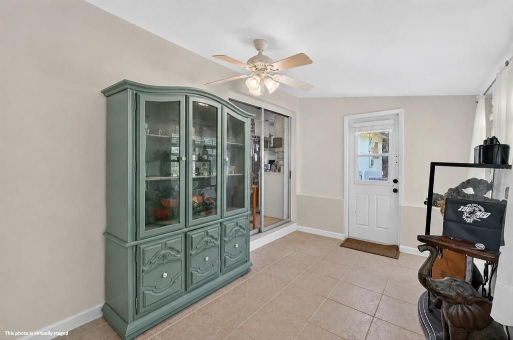 For Sale: $219,000 (3 beds, 1 baths, 924 Square Feet)