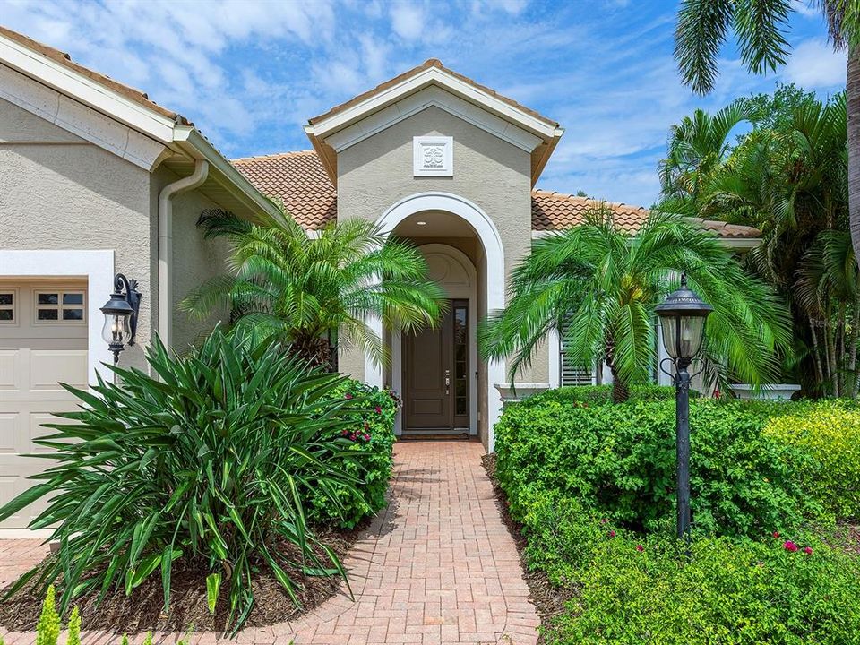 En Venta: $986,900 (3 camas, 2 baños, 2500 Pies cuadrados)
