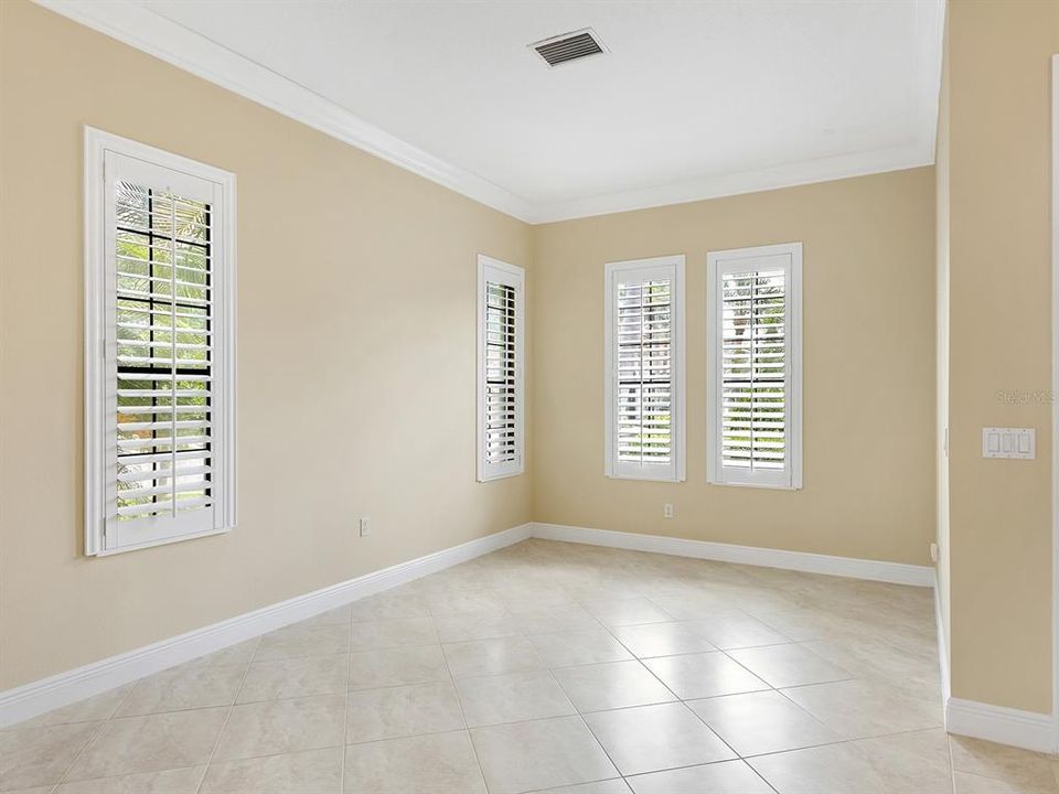 En Venta: $986,900 (3 camas, 2 baños, 2500 Pies cuadrados)