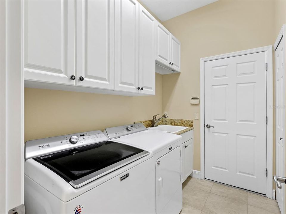 En Venta: $986,900 (3 camas, 2 baños, 2500 Pies cuadrados)