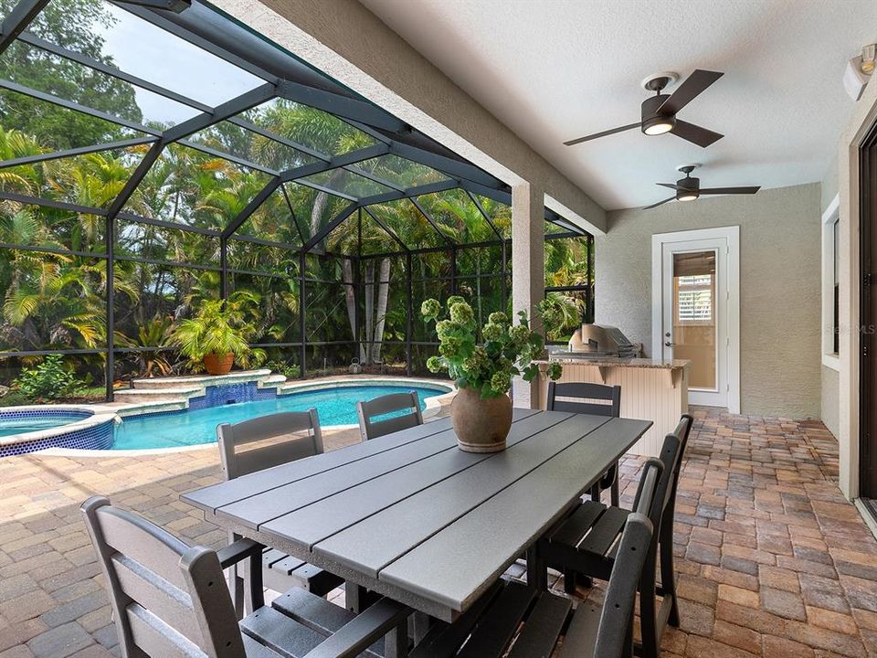 En Venta: $986,900 (3 camas, 2 baños, 2500 Pies cuadrados)