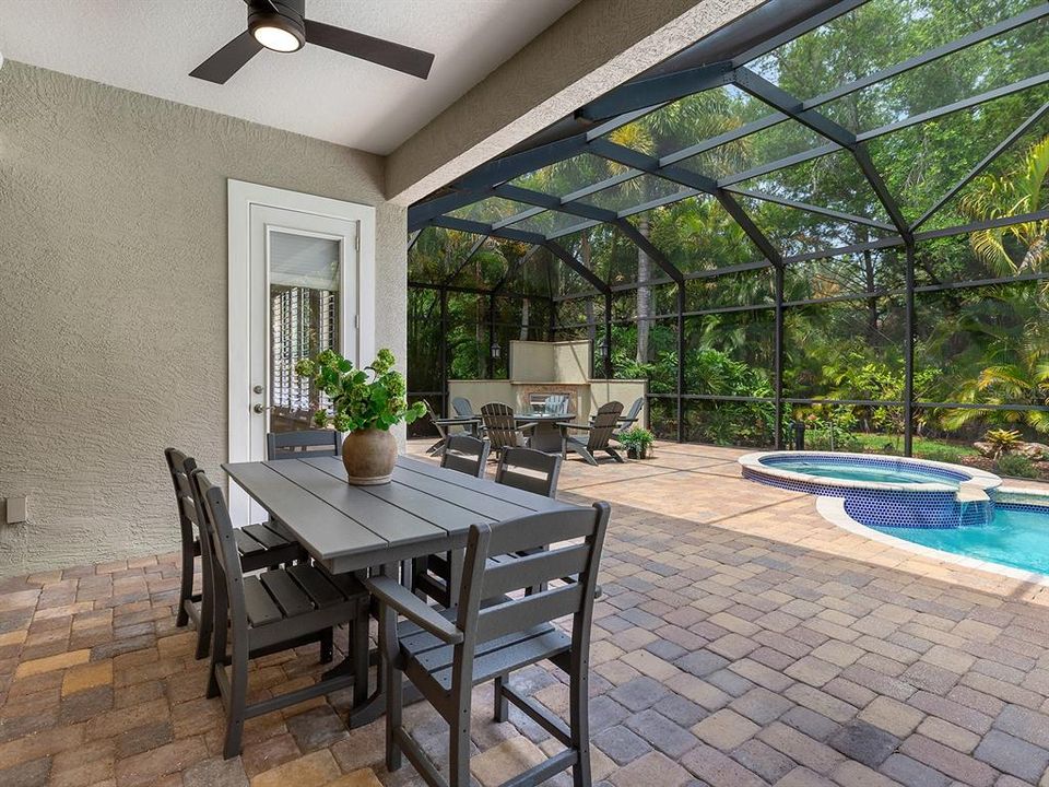 En Venta: $986,900 (3 camas, 2 baños, 2500 Pies cuadrados)