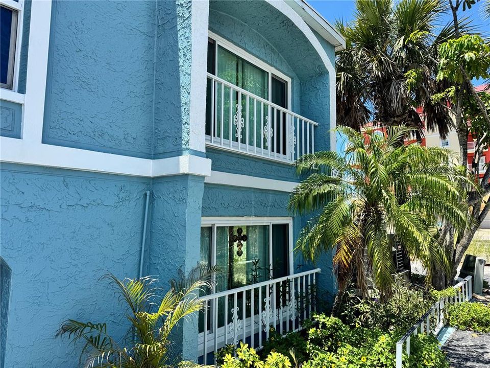 For Sale: $999,000 (2 beds, 3 baths, 1575 Square Feet)