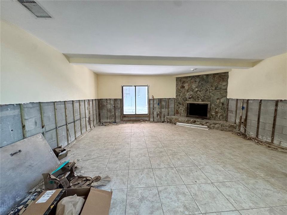 For Sale: $999,000 (2 beds, 3 baths, 1575 Square Feet)