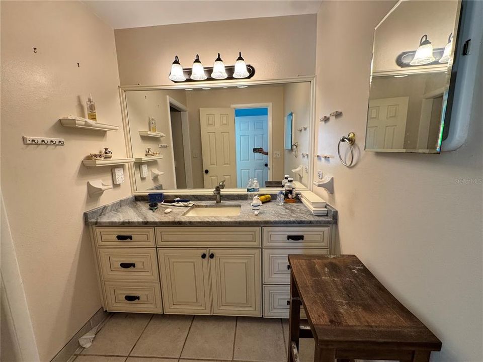 For Sale: $999,000 (2 beds, 3 baths, 1575 Square Feet)