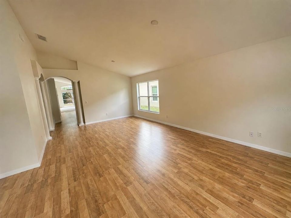 En Venta: $529,000 (4 camas, 2 baños, 2165 Pies cuadrados)
