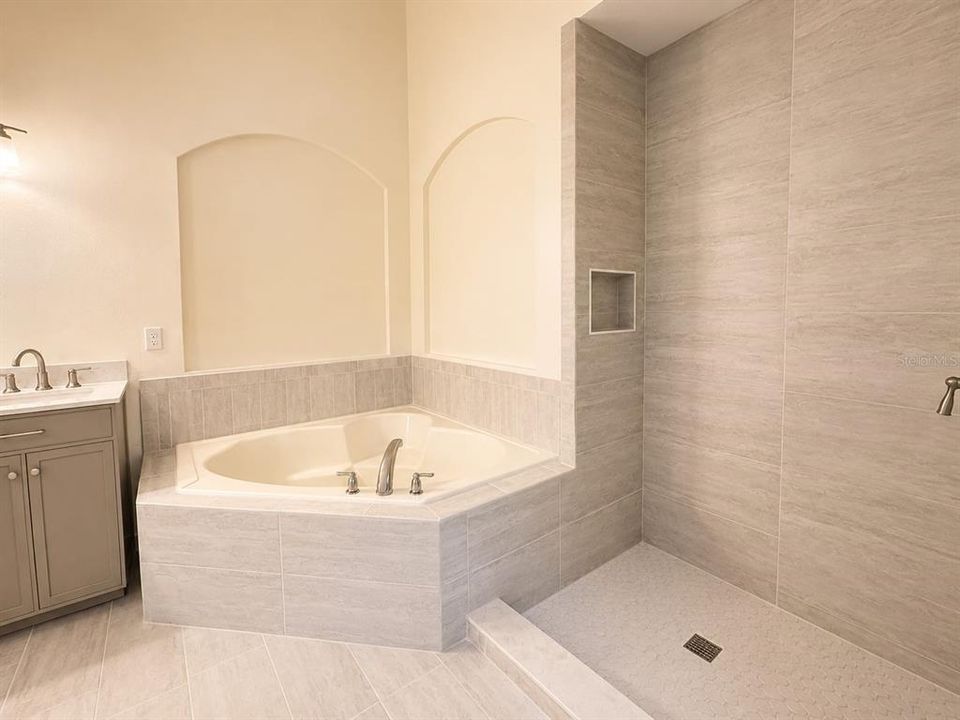 En Venta: $529,000 (4 camas, 2 baños, 2165 Pies cuadrados)