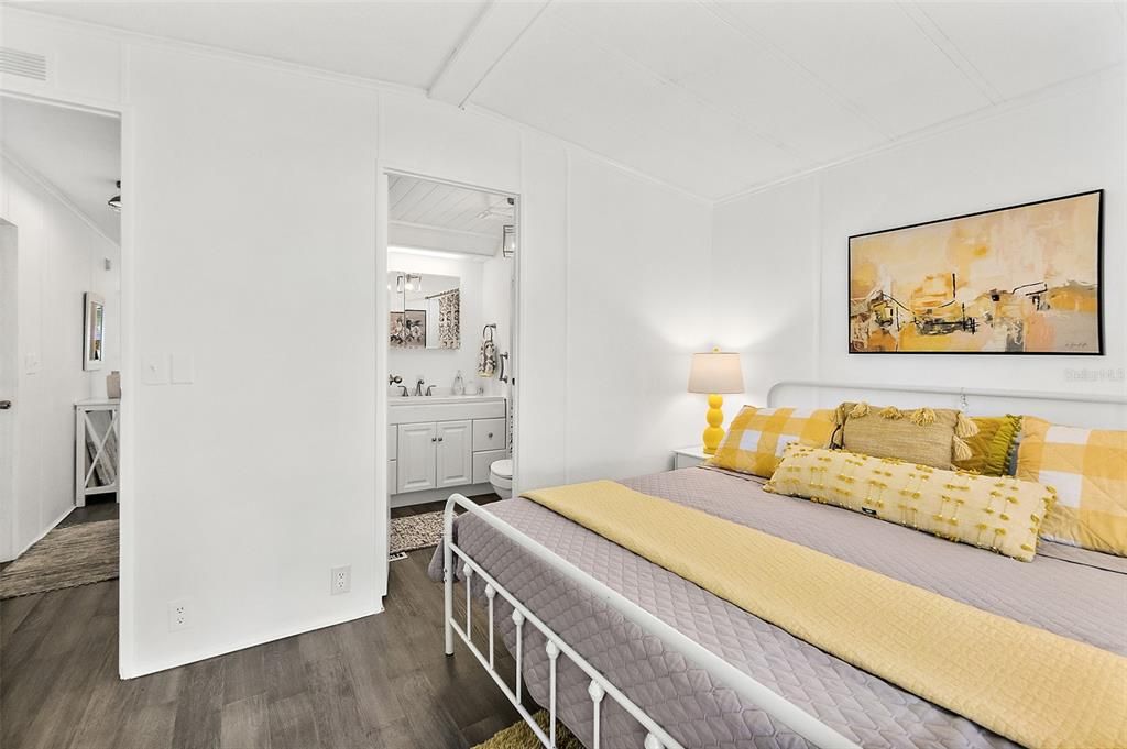 For Sale: $199,500 (2 beds, 2 baths, 1306 Square Feet)