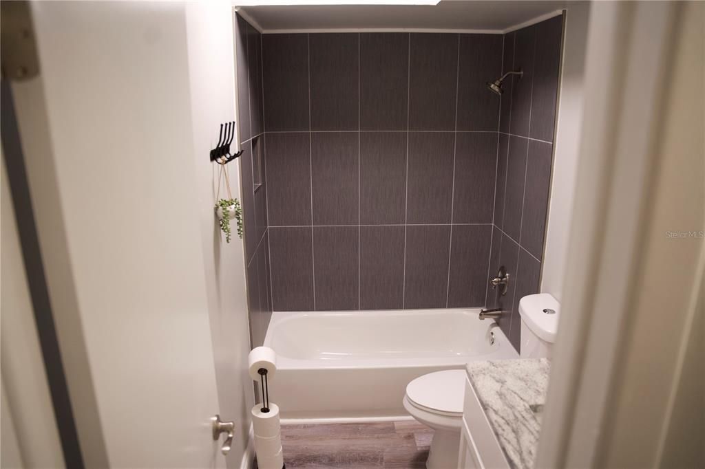 For Sale: $125,000 (2 beds, 1 baths, 896 Square Feet)