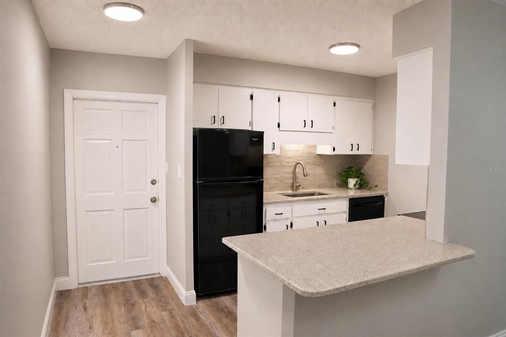 For Sale: $125,000 (2 beds, 1 baths, 896 Square Feet)