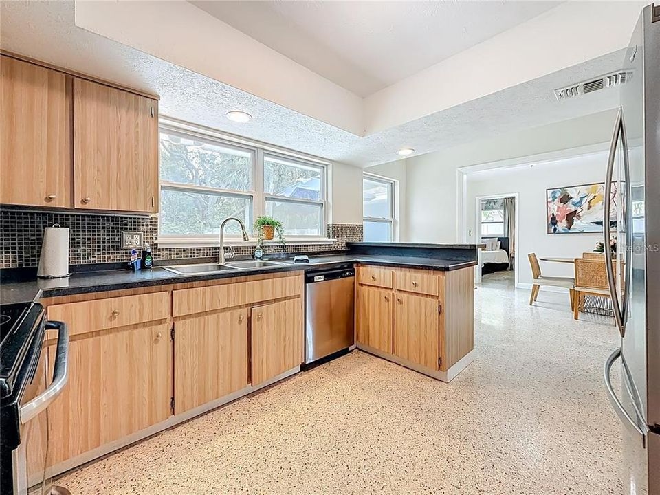 На продажу: $535,000 (4 спален, 2 ванн, 1594 Квадратных фут)