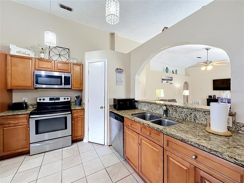 Под контрактом: $299,000 (3 спален, 2 ванн, 1292 Квадратных фут)