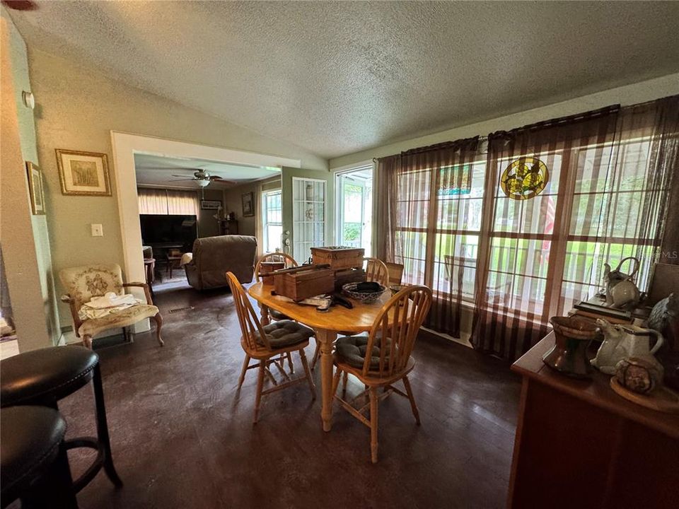 For Sale: $200,000 (2 beds, 2 baths, 960 Square Feet)