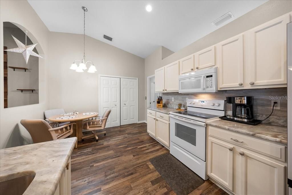 En Venta: $369,900 (3 camas, 2 baños, 2040 Pies cuadrados)