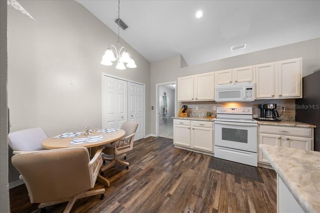 En Venta: $369,900 (3 camas, 2 baños, 2040 Pies cuadrados)