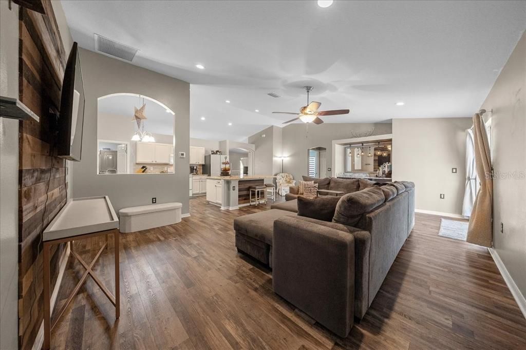 En Venta: $369,900 (3 camas, 2 baños, 2040 Pies cuadrados)