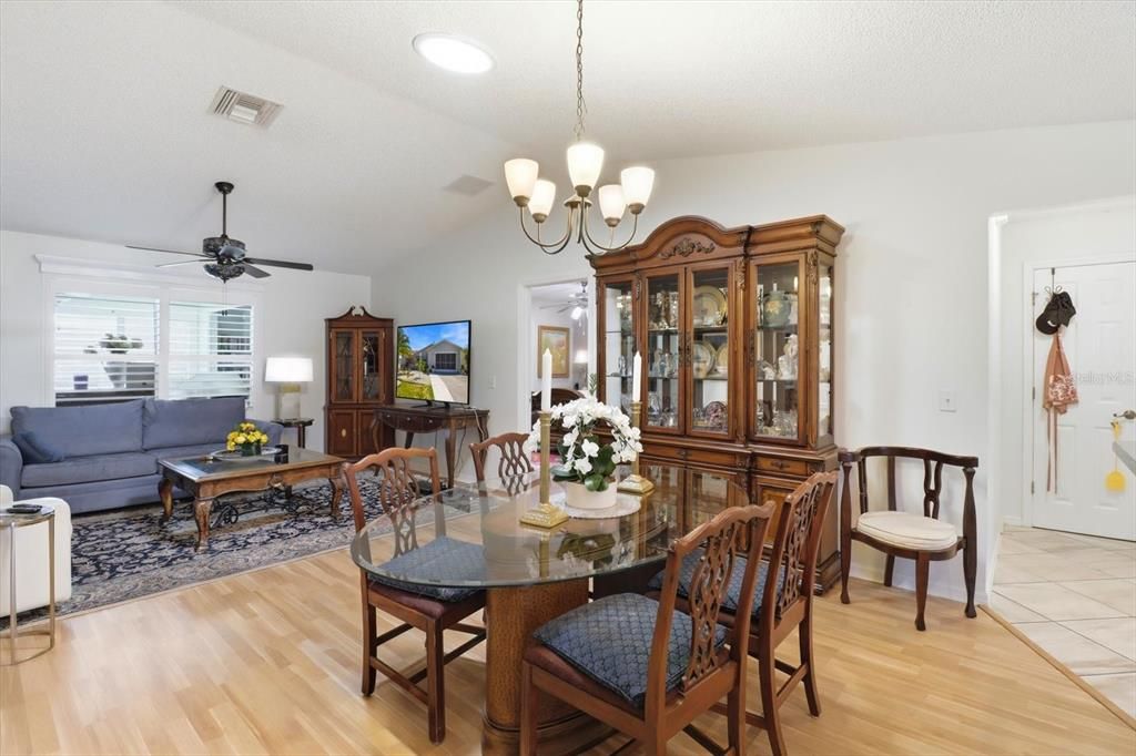 En Venta: $425,000 (2 camas, 2 baños, 1670 Pies cuadrados)