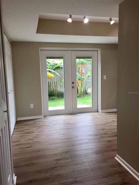 Active With Contract: $1,950 (2 beds, 1 baths, 800 Square Feet)