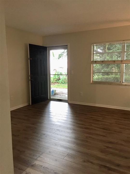 Active With Contract: $1,950 (2 beds, 1 baths, 800 Square Feet)