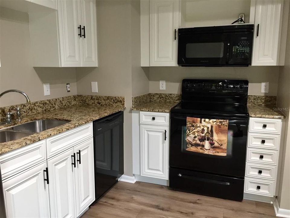 Active With Contract: $1,950 (2 beds, 1 baths, 800 Square Feet)