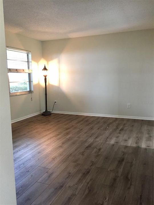 Active With Contract: $1,950 (2 beds, 1 baths, 800 Square Feet)