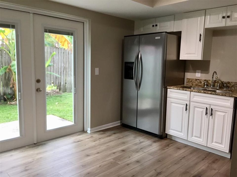 Active With Contract: $1,950 (2 beds, 1 baths, 800 Square Feet)