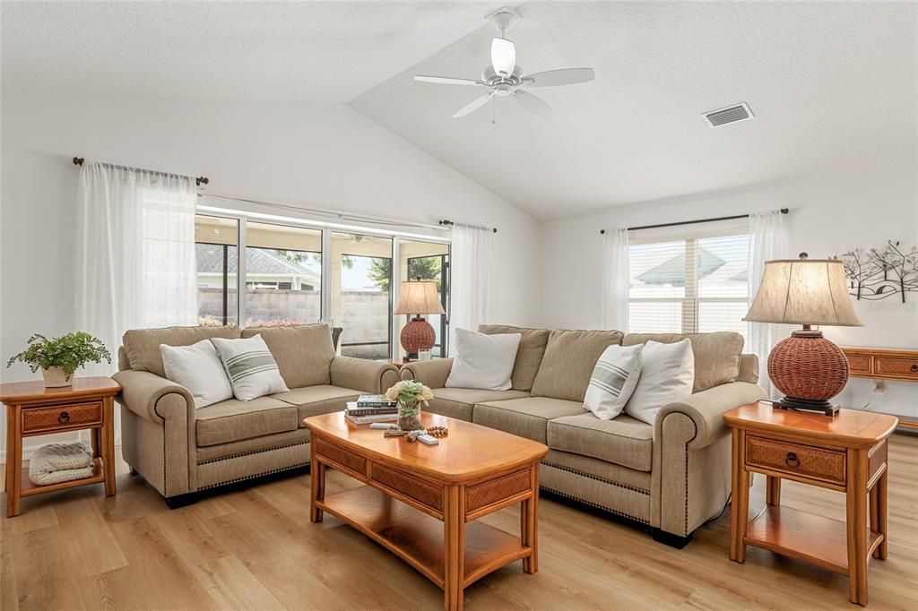 For Sale: $549,900 (3 beds, 2 baths, 1938 Square Feet)
