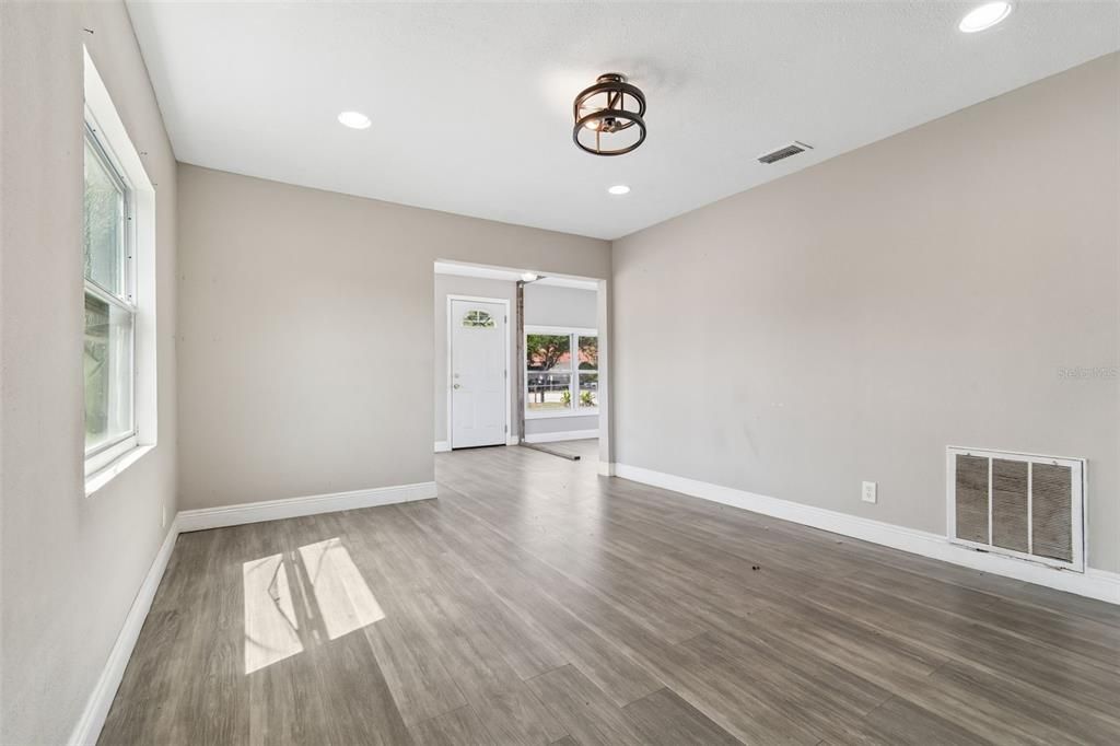 Activo con contrato: $219,900 (3 camas, 2 baños, 1388 Pies cuadrados)