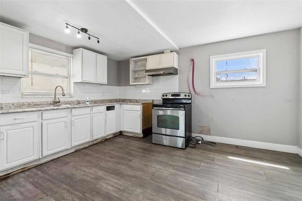 Activo con contrato: $219,900 (3 camas, 2 baños, 1388 Pies cuadrados)