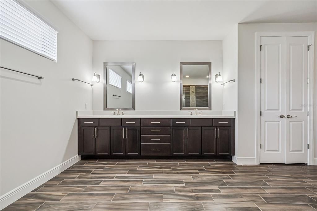 For Sale: $1,435,000 (5 beds, 5 baths, 5437 Square Feet)