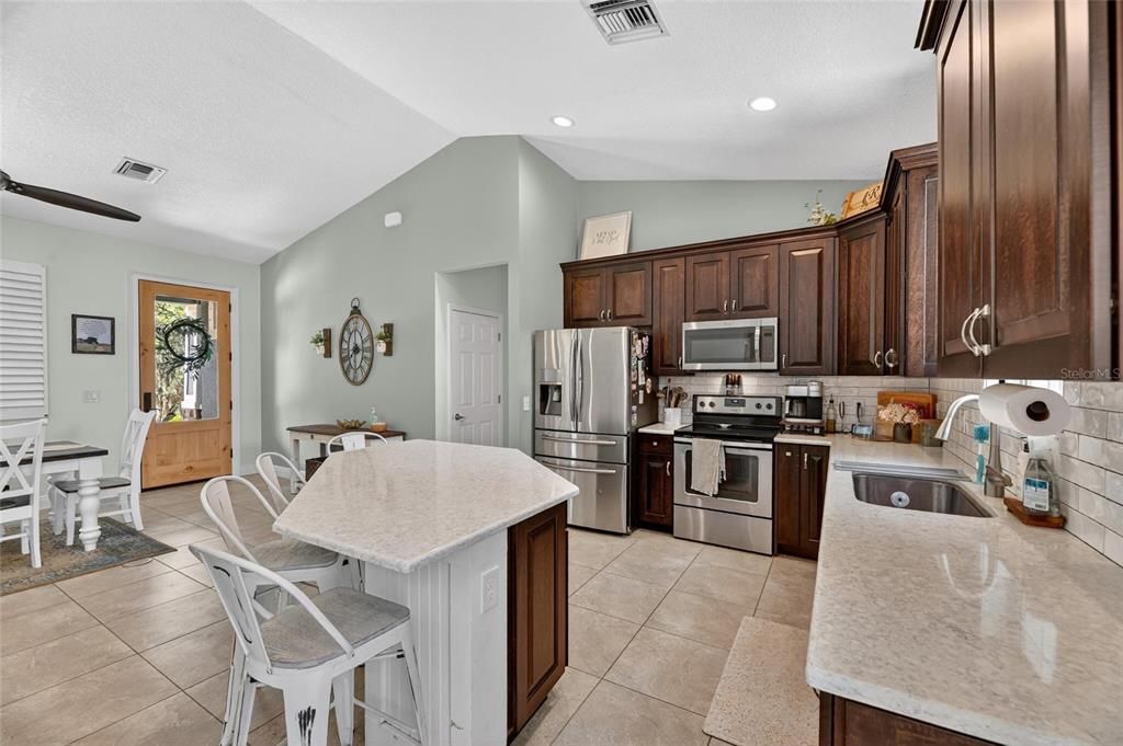 Activo con contrato: $699,900 (4 camas, 2 baños, 2118 Pies cuadrados)
