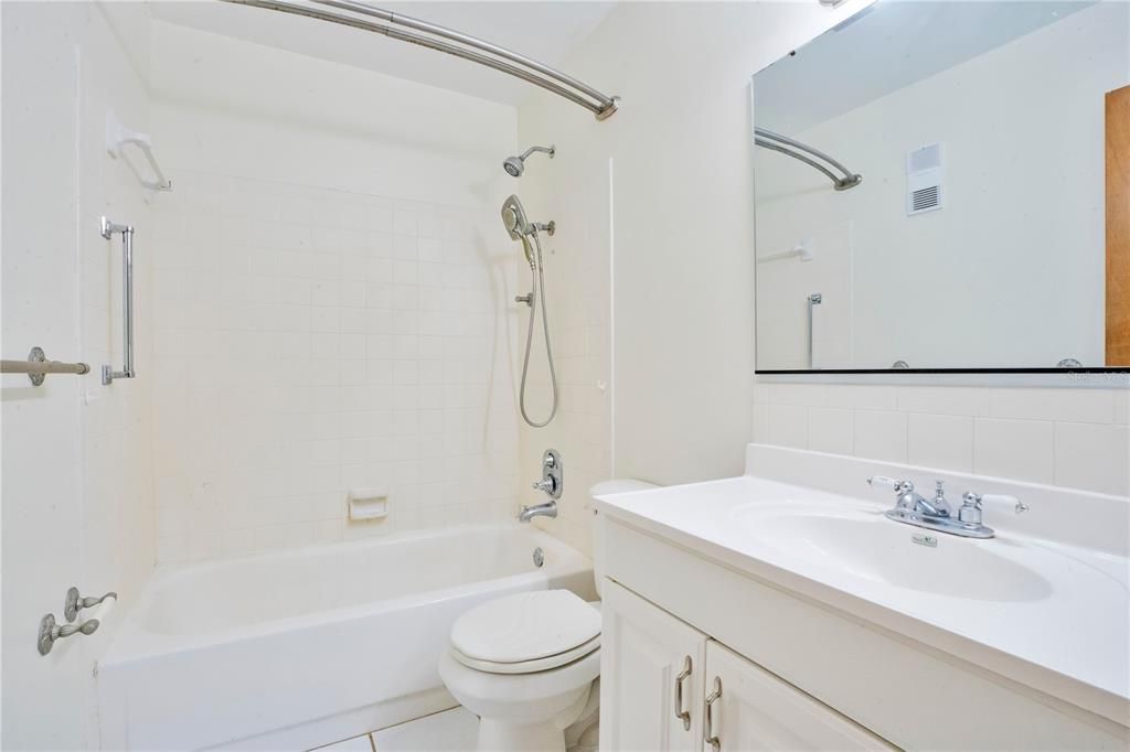 На продажу: $159,990 (2 спален, 2 ванн, 1120 Квадратных фут)