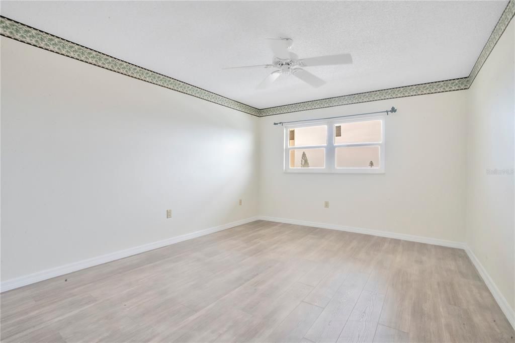 На продажу: $159,990 (2 спален, 2 ванн, 1120 Квадратных фут)