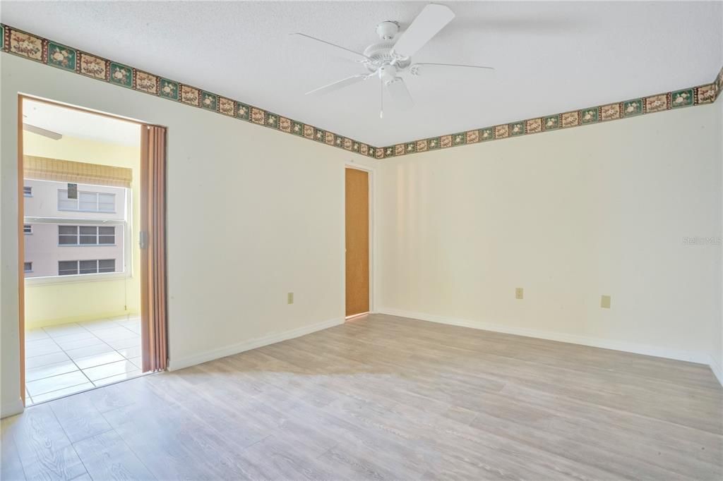 На продажу: $159,990 (2 спален, 2 ванн, 1120 Квадратных фут)